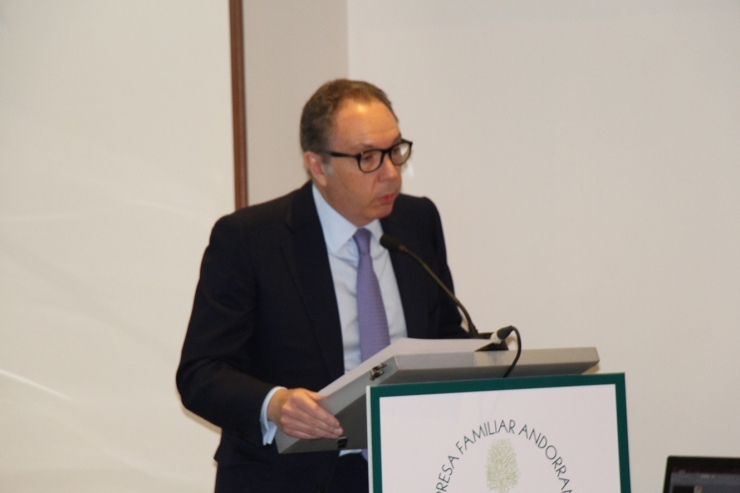 El president de l'Empresa Famliar Andorrana (EFA), Francesc Mora ha presentat la conferència del professor de l'IESE, José Luis Suárez.