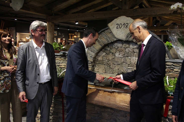 El moment de tallar la cinta i inaugurar el local.