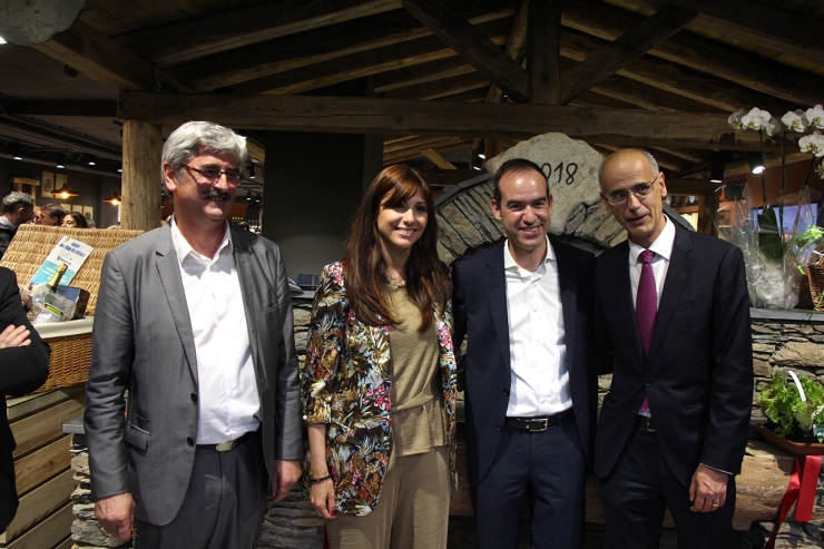 El gerent de la botiga, Jordi Alcobé, i el president de Biocoop France, Claude Gruffat, i el cap de Govern, Toni Martí, després de tallar la cinta.