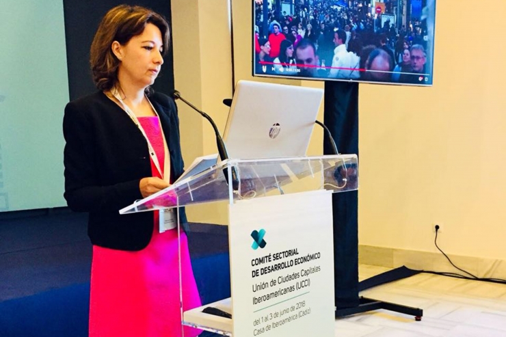 La consellera de Finances, Maika Nin, durant la seva conferència al comitè de l'UCCI.