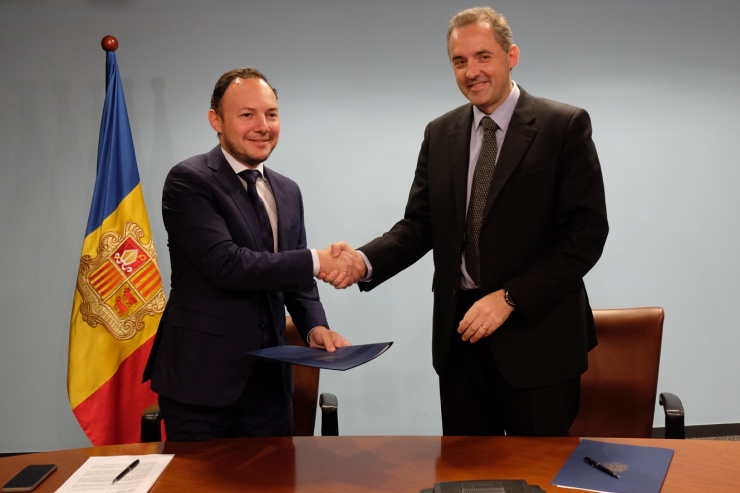 El ministre d'Afers Socials, Justícia i Interior, Xavier Espot, i el director d'Andorra Telecom, Jordi Nadal, han renovat el conveni de col·laboració aquest dijous.