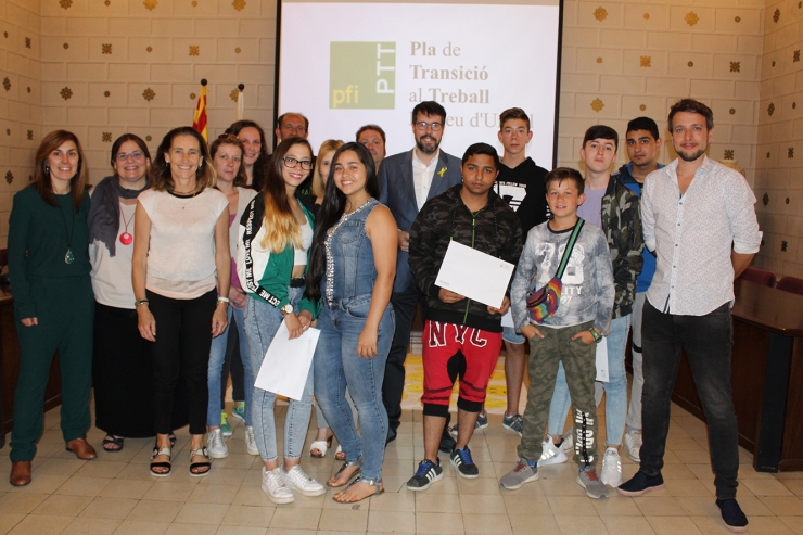 Els set joves amb els professors i les autoritats després de rebre les orles.