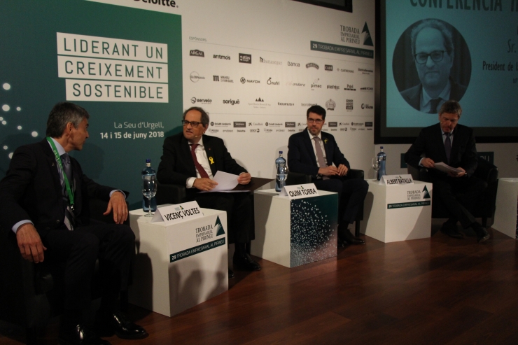 El president de la Generalitat de Catalunya, Quim Torra, entre el president de la Trobada Empresarial al Pirineu, Vicenç Voltes, i l'alcalde de la Seu d'Urgell, Albert Batalla.