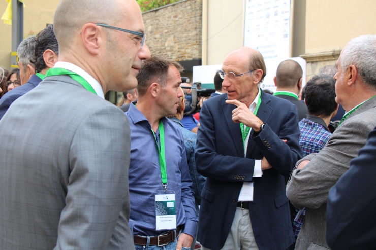 Josep Marticella, director general de Pal Arinsal, i Conrad Blanc, director general del comitè organitzador de les finals de la Copa del Món 2019, conversant a la sortida de la conferència inaugural.
