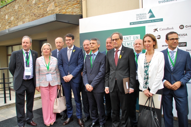 Foto conjunta minuts abans de la inauguració de la Trobada Empresarial al Pirineu.