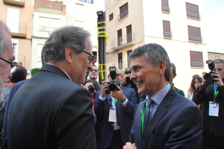 El president de la Generalitat de Catalunya, Quim Torra, amb el president de la Trobada Empresarial al Pirineu, Vicenç Voltes.