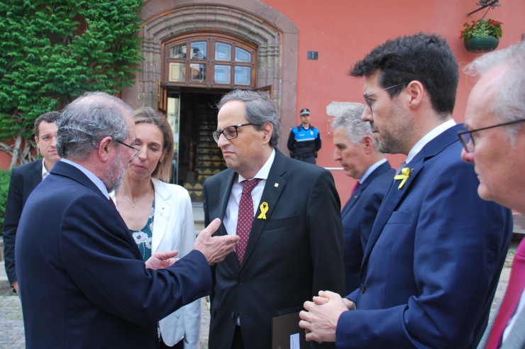 El president de la Generalitat de Catalunya, Quim Torra, surt de l'ajuntament de la Seu d'Urgell acompanyat de l'alcalde Albert Batalla i de la consellera d'Empresa i Coneixement, Maria Àngels Chacón.