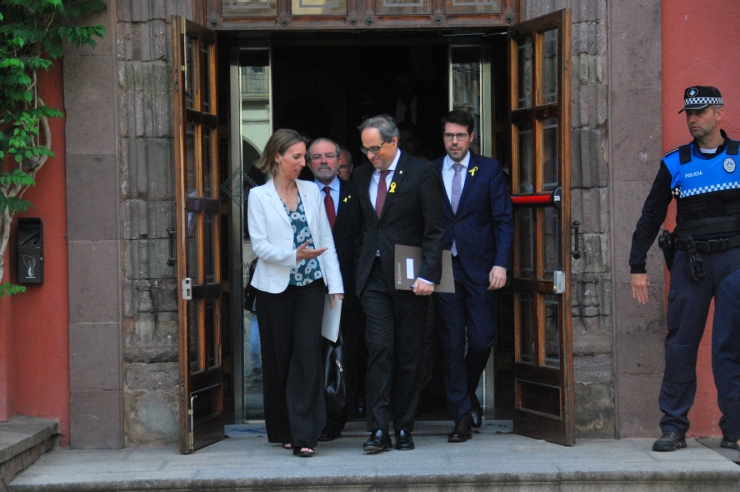 El president de la Generalitat de Catalunya, Quim Torra, surt de  l'ajuntament de la Seu d'Urgell acompanyat de l'alcalde Albert Batalla i  de la consellera d'Empresa i Coneixement, Maria Àngels Chacón.