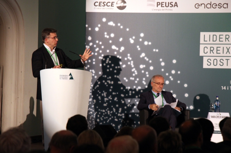 El soci d'Estratègia Tecnològica i i Arquitectura de Deloitte, Juan Pedro Granel, durant la taula sobre intel·ligència artificial i criptomonedes.