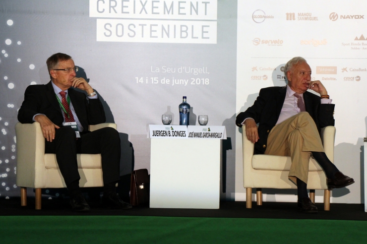 L'economista alemany Juergen B. Donges, l'exministre espanyol José  Manuel García-Margallo, i el periodista Xavier Vidal-Folch durant la  tertúlia sobre el el futur de la Unió Europea.