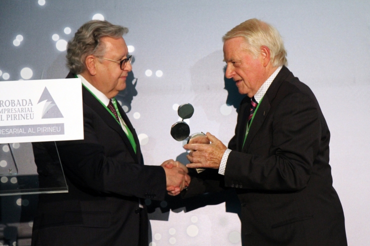 El fins ara conseller delegat de Crèdit Andorrà, Josep Peralba, rep el  Reconeixement a la Trajectòria Professional, en el marc de la  Trobada  Empresarial al Pirineu.