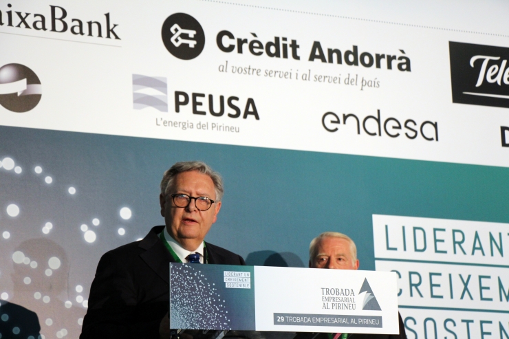 El fins ara conseller delegat de Crèdit Andorrà, Josep Peralba, rep el Reconeixement a la Trajectòria Professional, en el marc de la Trobada  Empresarial al Pirineu.