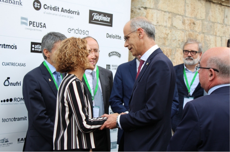 El cap de Govern, Toni Martí, saludant la ministra de Política Territorial i Funció Pública, Meritxell Batet.