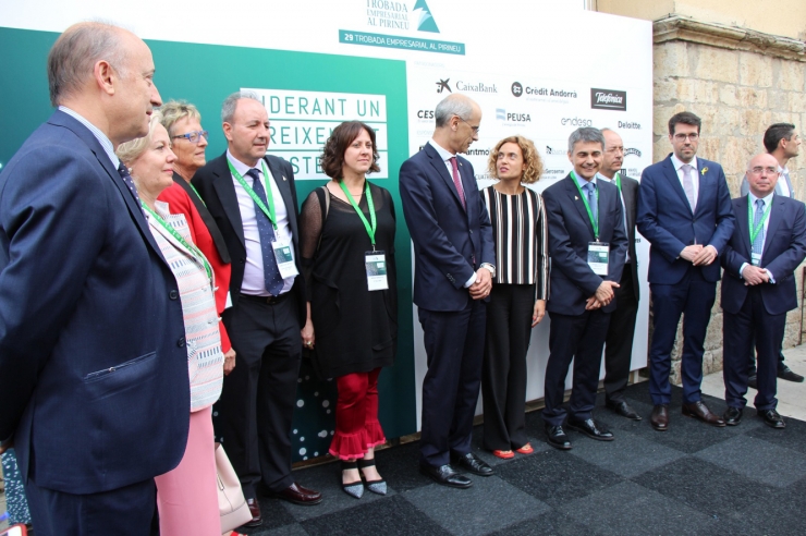 Foto de grup de les autoritats a la cloenda de la Jornada Empresarial al Pirineu.