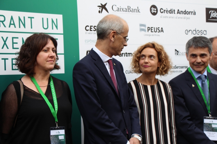 El cap de Govern, Toni Martí, i la ministra de Política Territorial i Funció Pública, Meritxell Batet, conversant durant la foto de grup de la cloenda de la Jornada Empresarial al Pirineu.