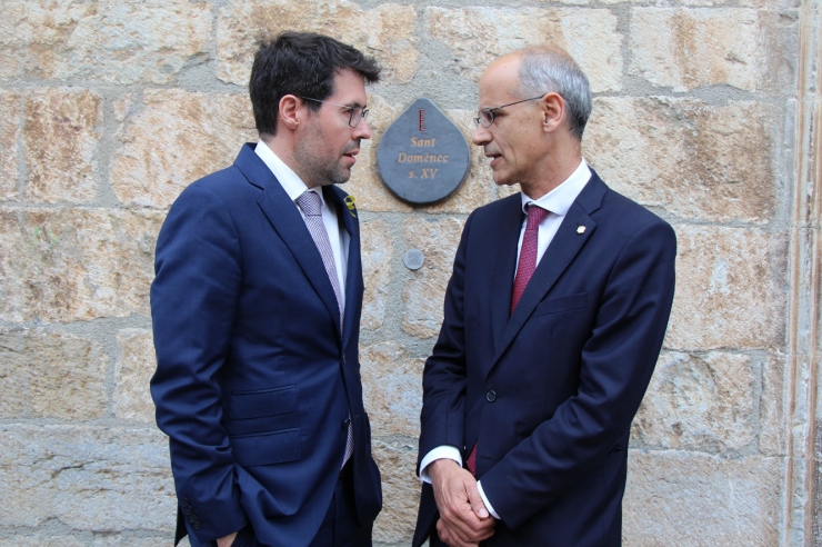 L'alcalde de la Seu d'Urgell, Albert Batalla, i el cap de Govern, Toni Martí, conversant abans de la cloenda de la Jornada Empresarial al Pirineu.