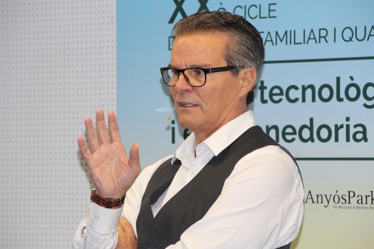 El neurocirurgià John Manglardi ha presentat el projecte Optimus, una solució tecnològica als quiròfans convencionals.