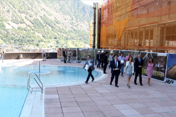 La signatura del conveni s'ha dut a terme a la piscina exterior dels Serradells, la instal·lació que primer es beneficiarà de la xarxa de calor.