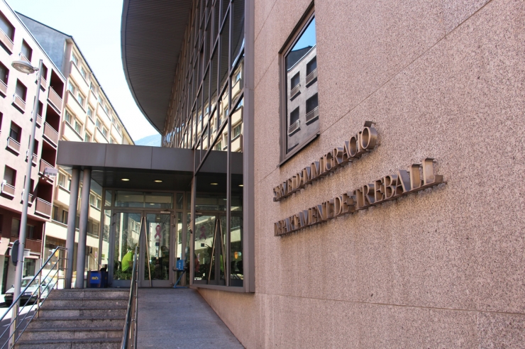 Entrada al departament de Treball i al Servei d'Immigració.