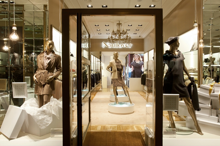 Un expositor de la firma de roba Naulover.