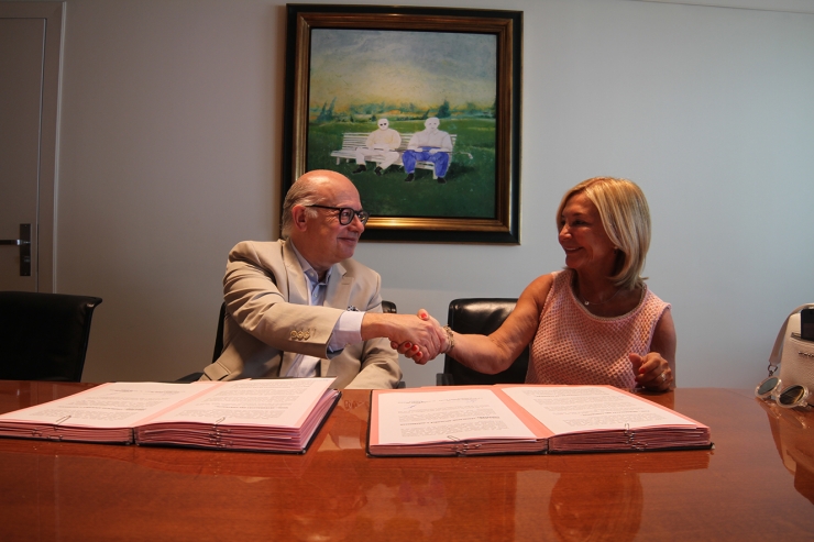 Un moment de la signatura de l'acord que ha estat rubricat per Anna Maria Zamora Bonet (Júlia) i Patrick Pérez (Pyrénées).