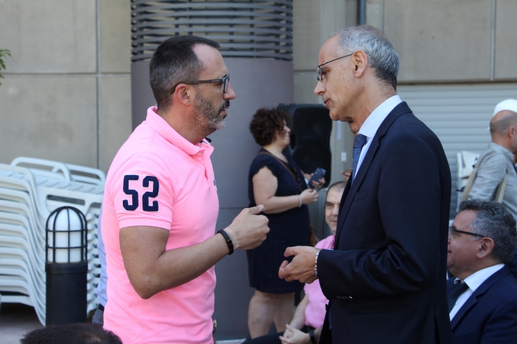 El gerent de l'Acoda, Víctor Filloy, conversa amb el cap de Govern, Toni Martí, en un acte recent.