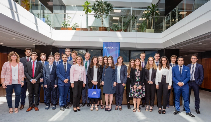 El grup de joves que s'incorpora a l'equip de MoraBanc durant l'estiu.