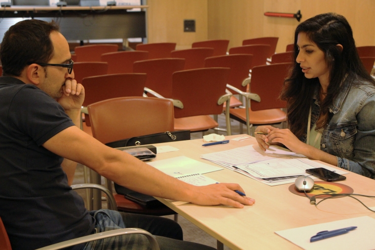 Un moment de la sessió d''Speed Mentoring', on una de les finalistes del Lab Impact Andorra s'entrevista amb un professional.