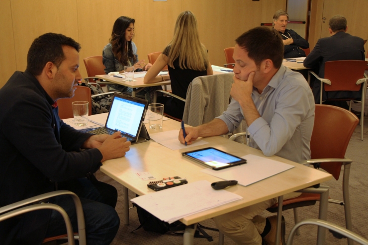 Un moment de la sessió d''Speed Mentoring', on un dels finalistes del Lab Impact Andorra s'entrevista amb un professional.