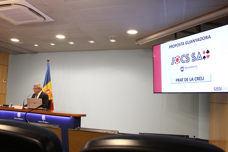 El director del CRAJ en el moment d'anunciar la proposta guanyadora.