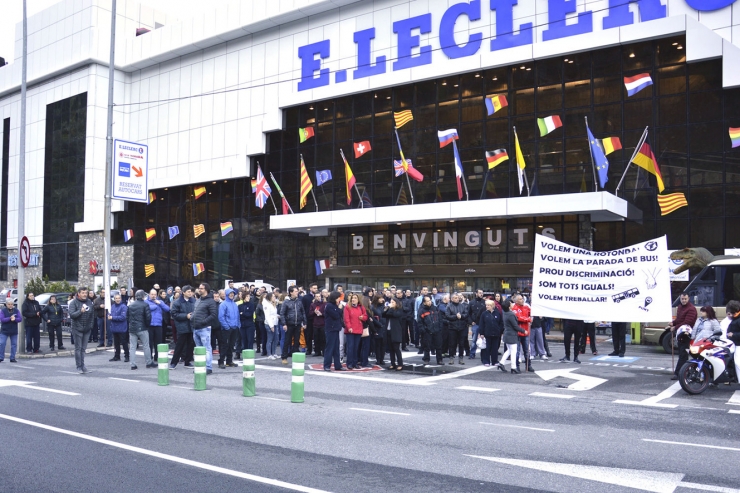 Concentració dels treballadors del Punt de Trobada, el maig del 2017, per reclamar el servei d'autobús i una rotonda.
 
 
 