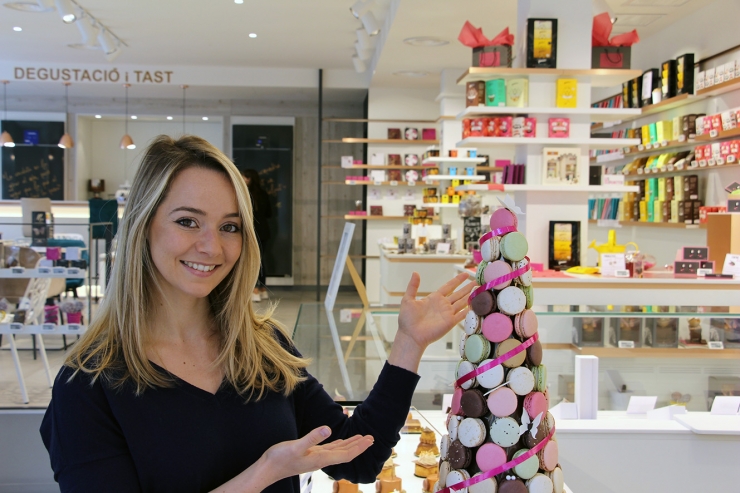 La mànager general de Muse, Océane Rousseau, amb una piràmide de 'macarons'.