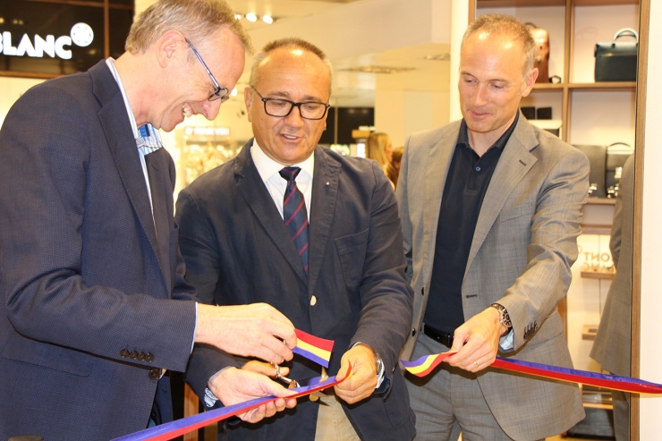 El director general del Grup Pyrénées, Ramon Oliva, el 'brand' mànager de Montblanc Ibèria, Francesc Carmona, i el director de Pyrénées, Iván Armengod, durant el tall de la cinta que inaugurava el nou espai.