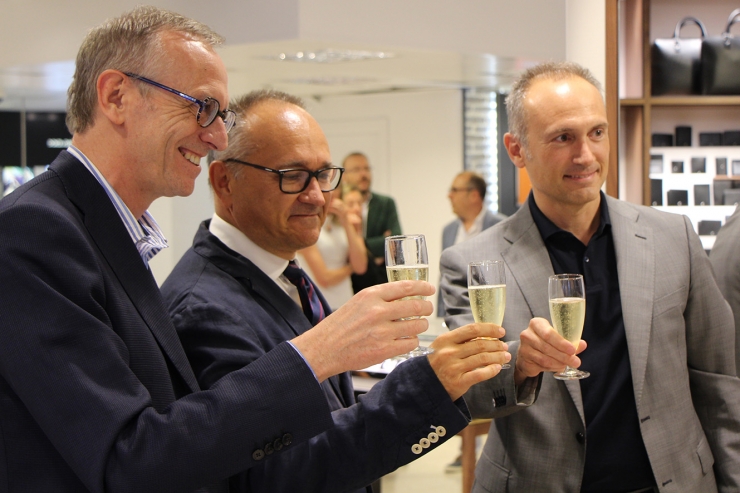 El director general del Grup Pyrénées, Ramon Oliva, el 'brand' mànager de Montblanc Ibèria, Francesc Carmona, i el director de Pyrénées, Iván Armengod, brinden durant l'acte d'inauguració del nou espai Montblanc.