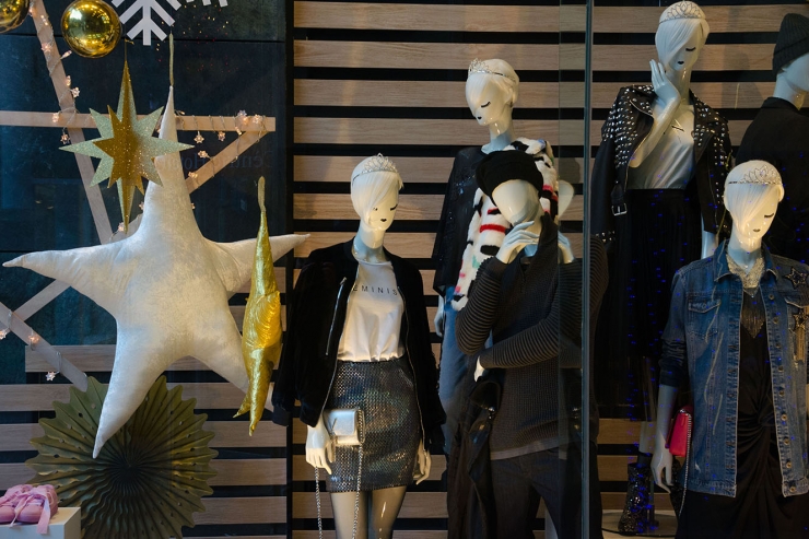 Aparador d'un comerç de l'eix comercial Meritxell-Carlemany.