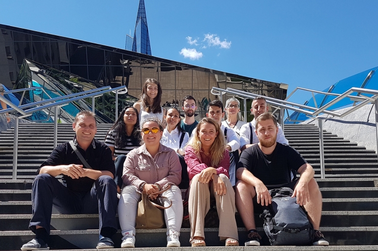 Alguns dels joves estudiants que fan pràctiques a Caldea.