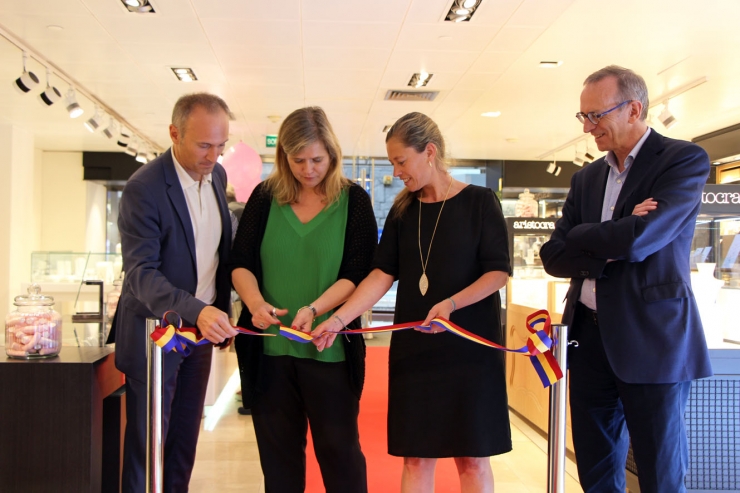 El director de grans magatzems Pyrénées, Ivan Armengot; la responsable de la secció d'accessoris, Ana Òdena; la responsable de compres, Toni Arp, i el director general de l'establiment, Ramon Oliva, tallen la cinta que inaugura el nou espai de joieria.