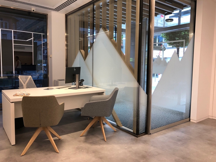 Imatge de l'interior de la nova oficina de Vall Banc a la plaça Rebés.