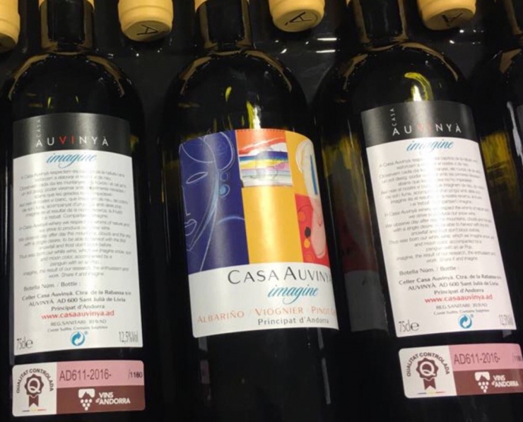 Ampolles de Casa Auvinyà amb el segell de qualitat controlada del Govern.