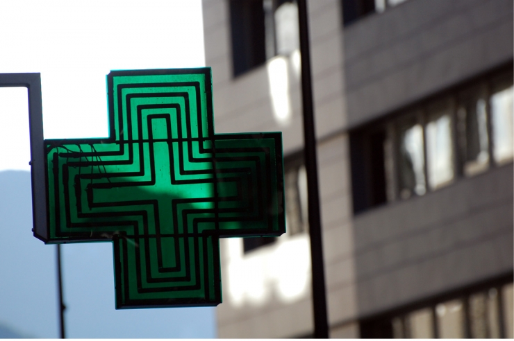 Cartell d'una farmàcia d'Andorra.