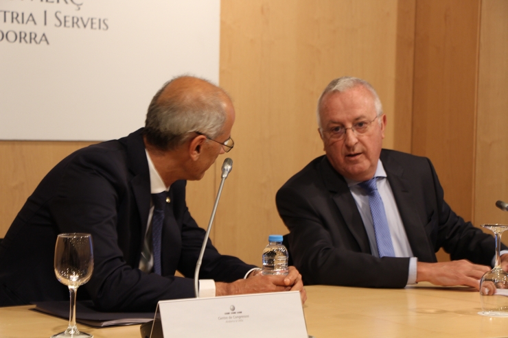 El cap de Govern, Toni Martí, i el president de la Cambra de Comerç, Miquel Armengol, en l'acte d'aquest dimarts.