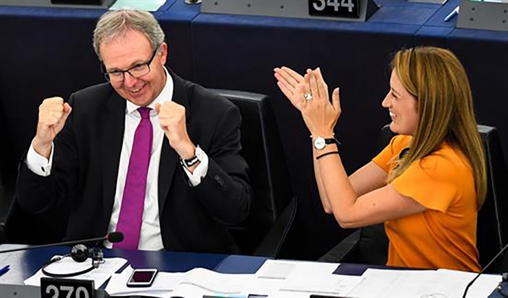 L'eurodiputat popular Axel Voss mostra la seva alegria després que el Parlament Europeu hagi aprovat la proposta de reforma dels drets d'autor a Internet.