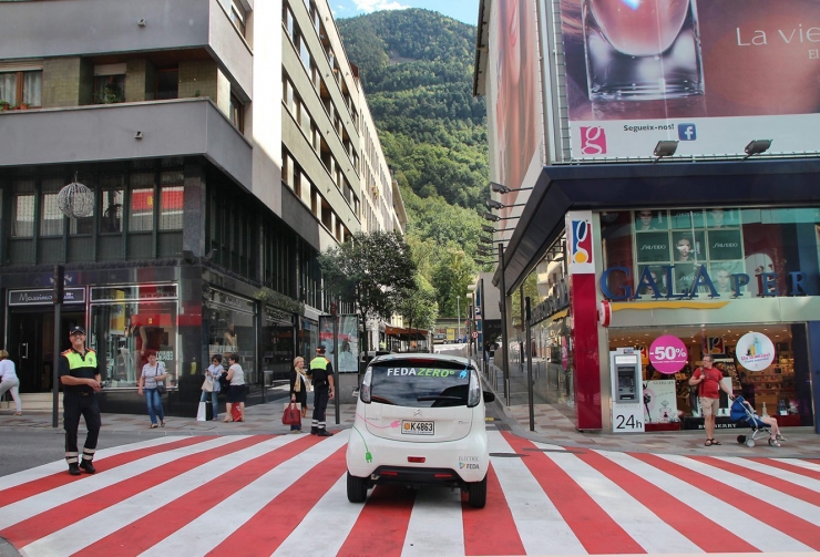 Un vehicle elèctric de FEDA travessa l'avinguda Carlemany a Escaldes-Engordany.