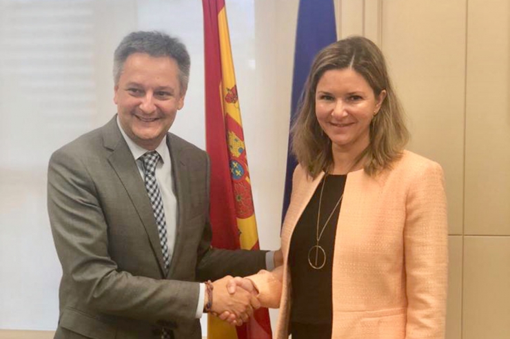 El ministre d'Economia, Competitivitat i Innovació, Gilbert Saboya, i la secertària general de Transports espanyola, María José Rallo.