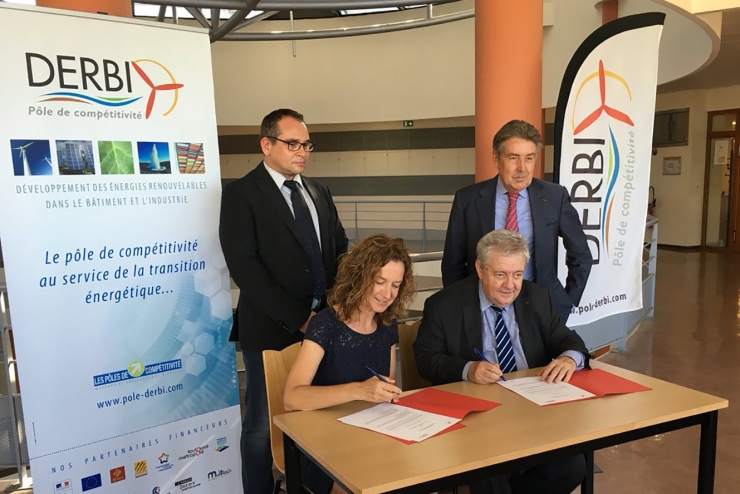 La ministra de Medi Ambient, Agricultura i Sostenibilitat, Sílvia Calvó, i el president del Pol de competitivitat pel desenvolupament de les energies renovables en l’edificació i la indústria (Derbi) de França, André Joffre, signen l'acord de col·laboració.