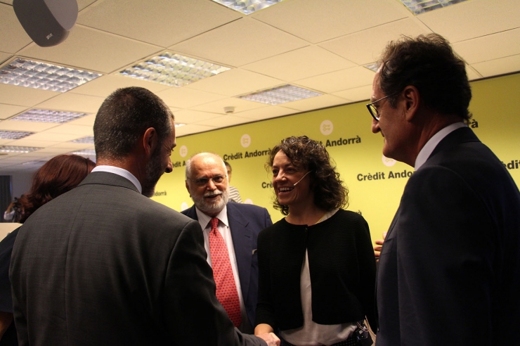 La professora i directora del departament d’Economia a l’IESE Business School, Núria Mas, conversa amb directius de Crèdit Andorrà moments abans de la xerrada.