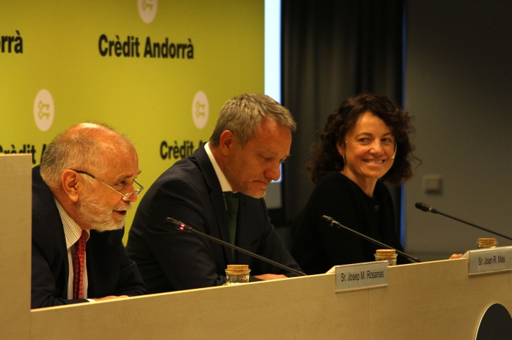 El director de la Càtedra Crèdit Andorrà de Mercats, Organitzacions i Humanisme de l’IESE, Josep Maria Rosanas; el director de Comunicació Corporativa, Màrqueting i Transformació Digital Clients, Joan Ramon Mas, i la professora i directora del departament d’Economia a l’IESE Business School, Núria Mas.