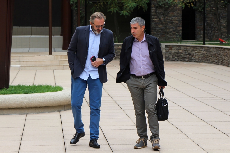 Higini Cierco i Joan Pau Miquel conversen abans d'entrar a la sala del judici de BPA, el 17 de setembre.