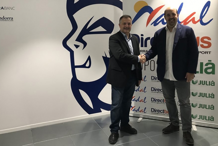El director general d'Autocars Nadal/Grup Julià, Bartumeu Gabriel, i el president del BC MoraBanc Andorra, Gorka Aixàs, després de la signatura de l'acord.