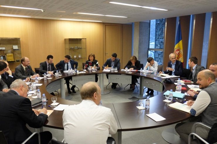 Una de les reunions entre els grups parlamentaris, el Govern i els  comuns per la reforma de les lleis de competències i transferències.